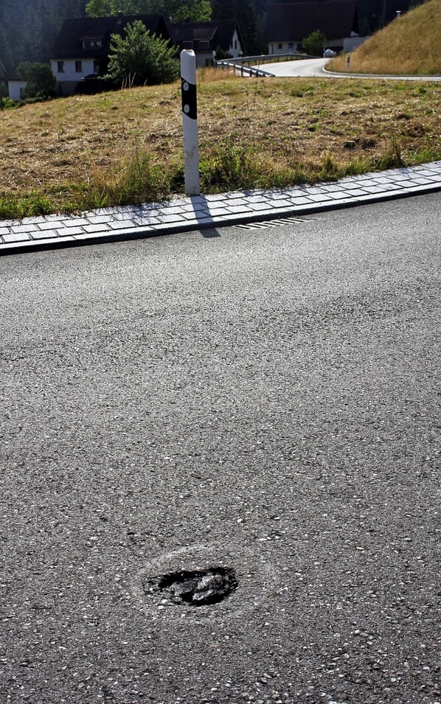 Die Lcher in der frisch sanierten Eisenbacher Ortsdurchfahrt.   | Foto: Gert Brichta