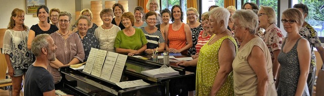 Thomas Kaufmann leitet die muntere Gruppe, die hrbar Spa am Singen hat.  | Foto: JOACHIM G. PINKAWA              