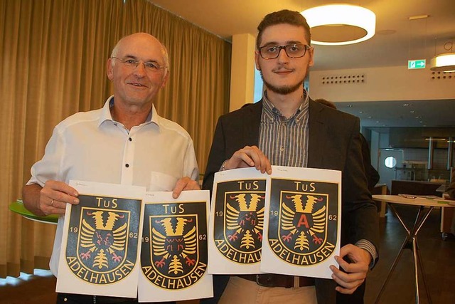 Uwe Claassen (links) und Marek Wick mit dem neuen  TuS-Logo.  | Foto: Petra Wunderle