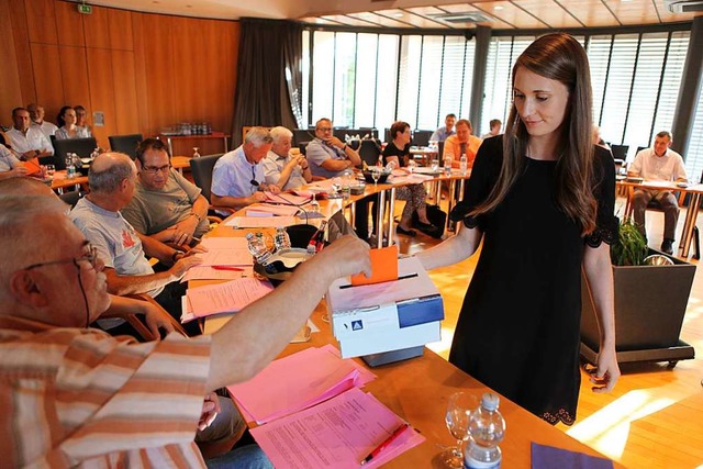 Jessica Stuber vom Hauptamt sammelte die Wahlzettel bei den Gemeinderten ein.  | Foto: Bastian Bernhardt