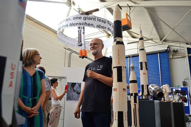 Der Erbauer der Raketenmodelle, Stefan Dietrich, fhrt durch die Ausstellung.  | Foto: Harald Rudolf