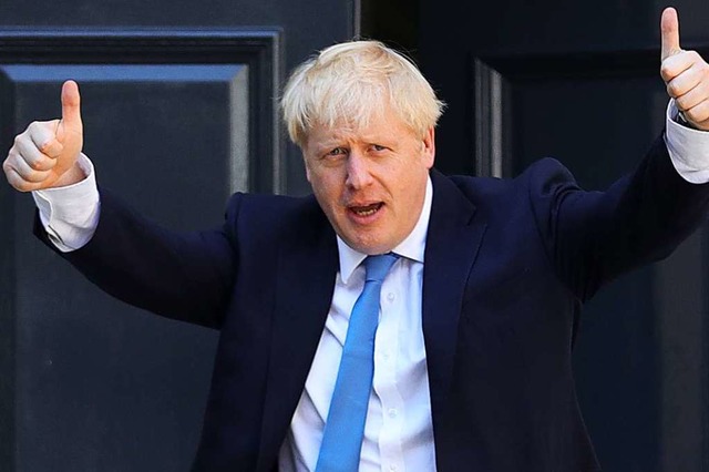 Boris Johnson feiert sich selbst. Dass..., hielt er lange fr unwahrscheinlich.  | Foto: Aaron Chown (dpa)