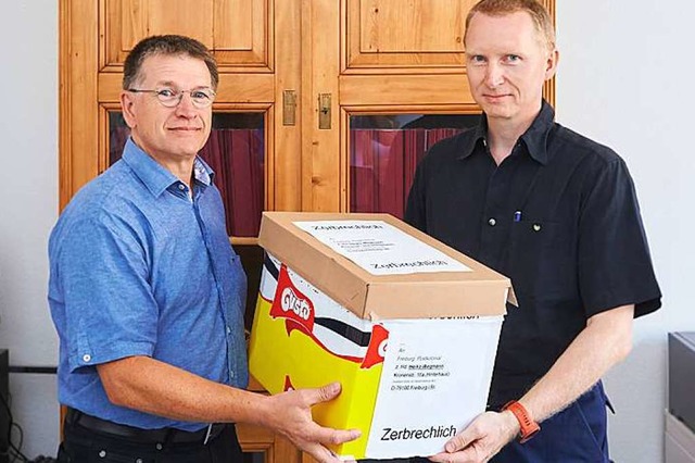 Heiko Wegmann (rechts) berreicht Diet... der Alexander-Ecker-Sammlung stammen.  | Foto: Harald Neumann