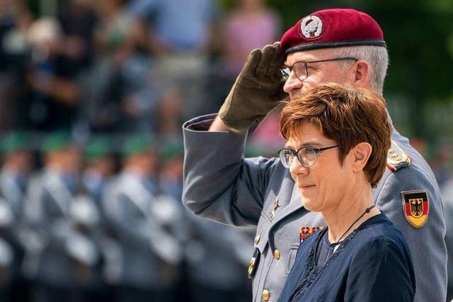 Abgeordnete mssen fr Vereidigung von Kramp-Karrenbauer aus Sommerurlaub zurckkommen