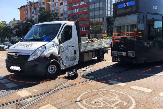 Transporter kollidiert mit Tram an der Heinrich-Von-Stephan-Strae – Verkehr zeitweise unterbrochen