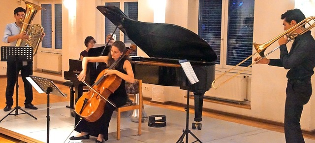 Die Familie Wagner-Shibata und Cellist...; ein Konzert im Endinger Brgerhaus.   | Foto: Ilona Huege