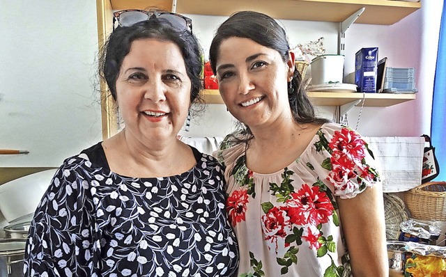 Carmen Gonzales (links) und Olga de lo... Gerichte aus ihrer Heimat Mexiko zu.   | Foto: Ulrike Gau