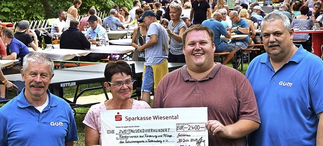 Frisches Geld fr den geplanten Spielp...fel und Michael Schneider (von links)   | Foto: Ulrike Jger