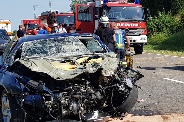 Bei einem Frontalzusammensto auf der ... sind mehrere Menschen verletzt worden  | Foto: Kamera 24