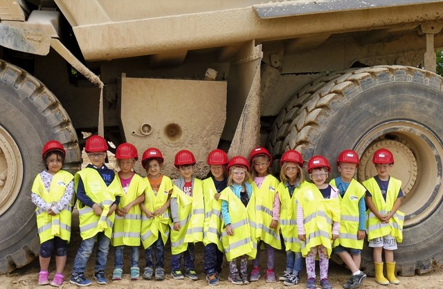 Die Kindergartenkinder aus Wintersweil... doppelt so gro sind wie sie selbst.   | Foto: Hans-Ulrich Fiedler