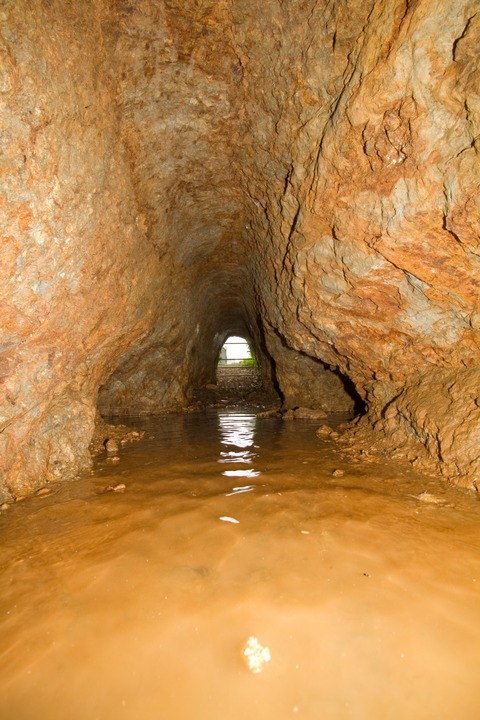 Ein Blick aus dem Stollen nach drauen <ppp></ppp>  | Foto: Berthold Fuchs