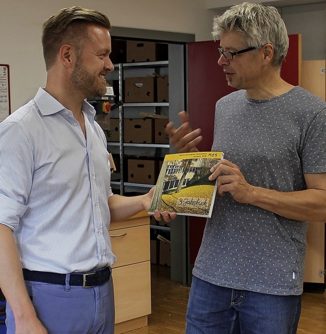 Als kleines Dankeschn fr die Spende ...(links) ein  Jahrbuch des Gymnasiums.   | Foto: Eva Buchholz