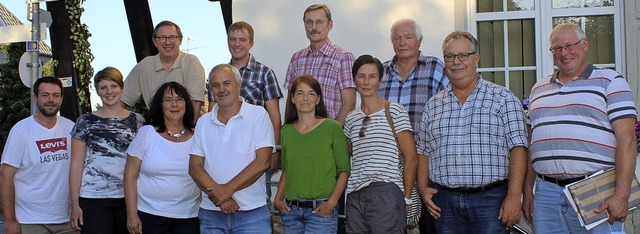 Die erste Ortsvorsteherin von Dittisha...eher Helmut Wlfle (hinten von links).  | Foto: Christa Maier