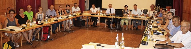 Der neue Gemeinderat Gutach: Rechts  d...nks) und Rieser (Sechster von links).   | Foto: Karin Hei