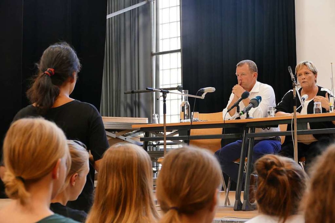 Rede und Antwort stand Susanne Eisenmann (rechts) Schlern der Campusschulen.  | Foto: Lukas Mller
