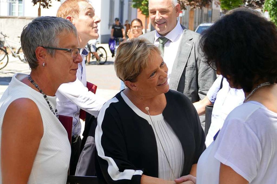 Kultusministerin Susanne Eisenmann bei...h auf dem Campus Rosenfels in Lrrach.  | Foto: Lukas Mller