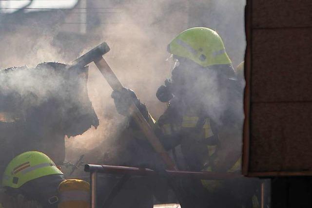 Emmendinger Feuerwehr lscht Brand in Schuppen einer Pizzeria