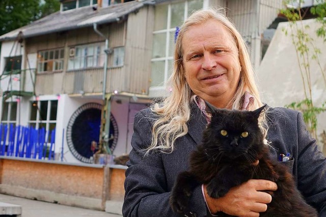 Volker Scheurer vor dem Kieswerk mit Katze  | Foto: Roswitha Frey