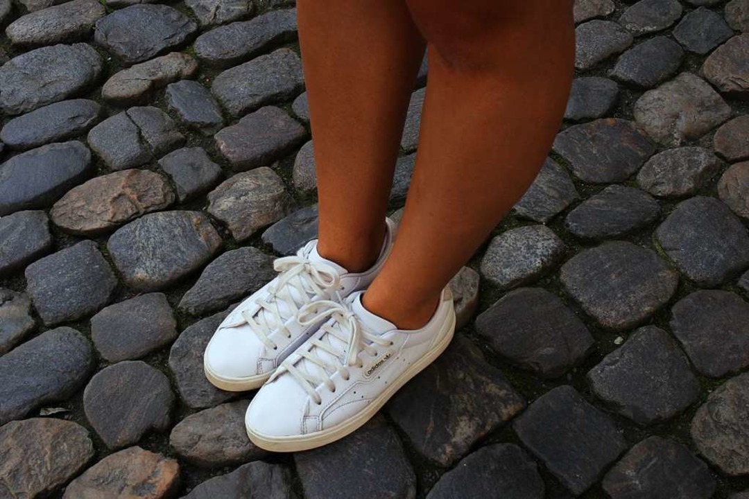 Anna trägt oft Sneaker und mag es sportlich und bequem.  | Foto: Kim Lübke