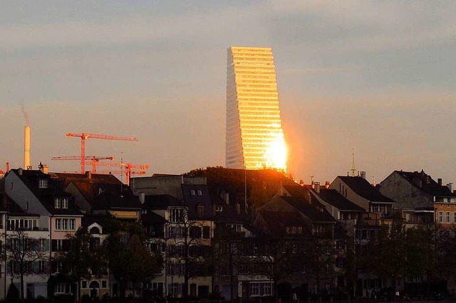 Bei Roche leuchtet nicht nur der Turm golden.  | Foto: Jutta Schtz