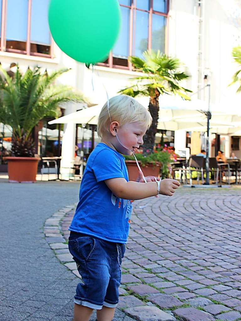 Gute Stimmung bei hochsommerlichen Temperaturen: Bei der diesjhrigen School’s-Out-Party auf dem Bad Sckinger Rudolf-Eberle-Platz amsierten sich Gro und Klein und fieberten dem baldigen Schulende entgegen.