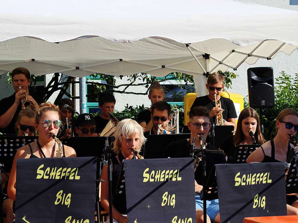 Gute Stimmung bei hochsommerlichen Temperaturen: Bei der diesjhrigen School’s-Out-Party auf dem Bad Sckinger Rudolf-Eberle-Platz amsierten sich Gro und Klein und fieberten dem baldigen Schulende entgegen.