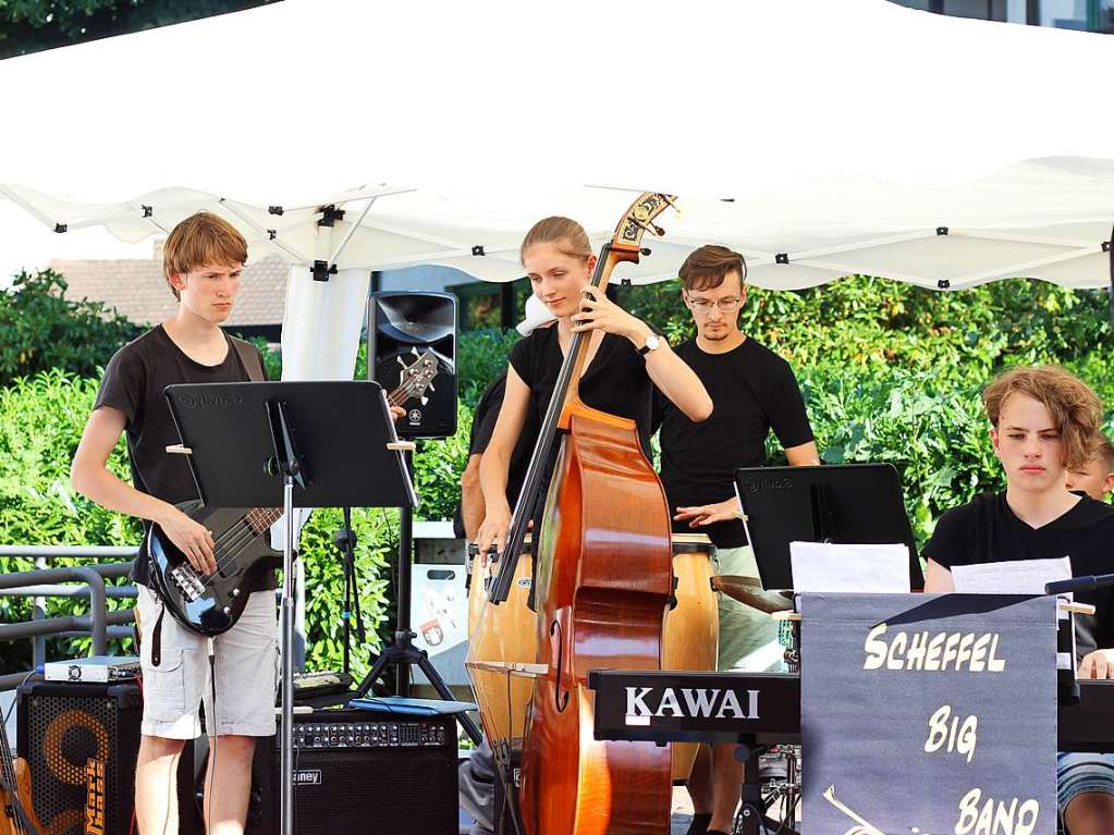 Gute Stimmung bei hochsommerlichen Temperaturen: Bei der diesjhrigen School’s-Out-Party auf dem Bad Sckinger Rudolf-Eberle-Platz amsierten sich Gro und Klein und fieberten dem baldigen Schulende entgegen.