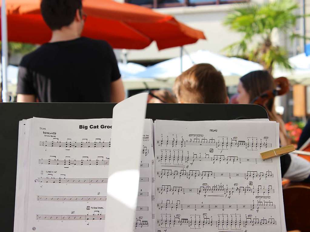 Gute Stimmung bei hochsommerlichen Temperaturen: Bei der diesjhrigen School’s-Out-Party auf dem Bad Sckinger Rudolf-Eberle-Platz amsierten sich Gro und Klein und fieberten dem baldigen Schulende entgegen.