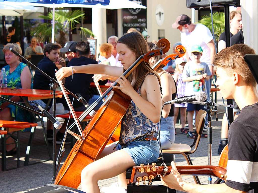 Gute Stimmung bei hochsommerlichen Temperaturen: Bei der diesjhrigen School’s-Out-Party auf dem Bad Sckinger Rudolf-Eberle-Platz amsierten sich Gro und Klein und fieberten dem baldigen Schulende entgegen.