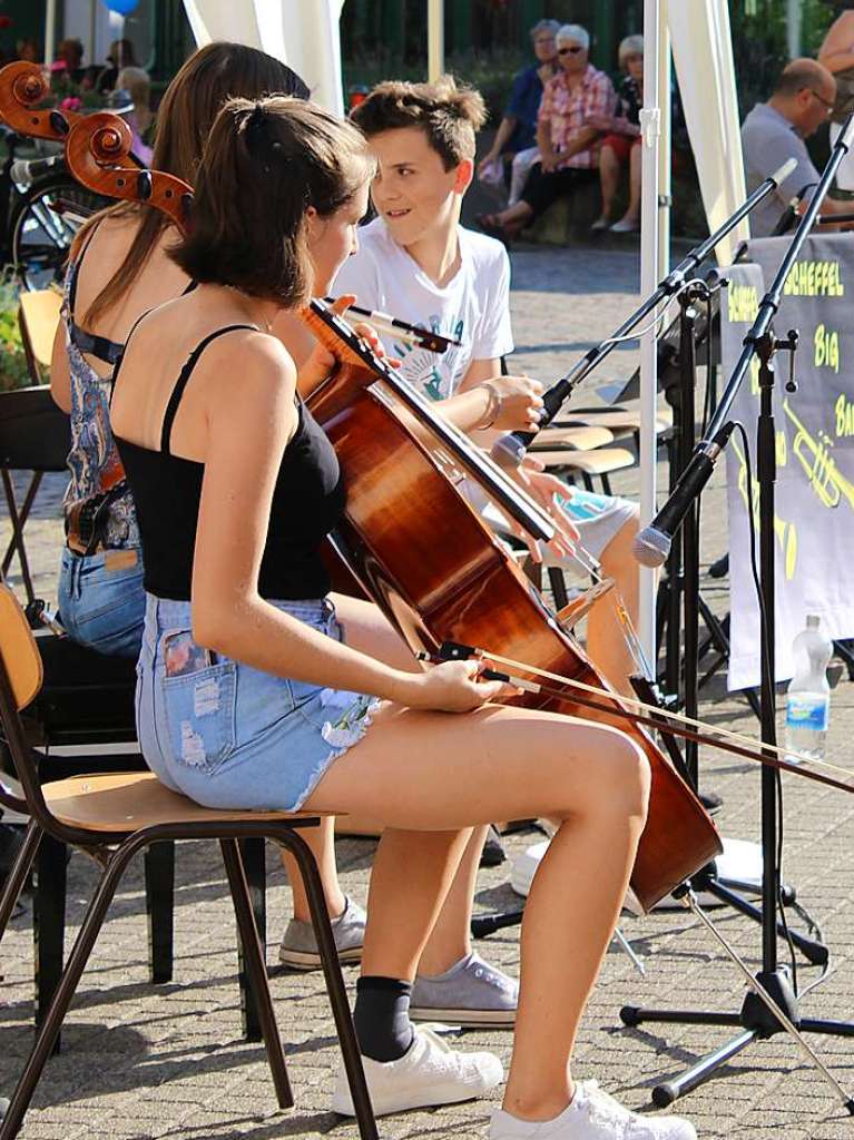 Gute Stimmung bei hochsommerlichen Temperaturen: Bei der diesjhrigen School’s-Out-Party auf dem Bad Sckinger Rudolf-Eberle-Platz amsierten sich Gro und Klein und fieberten dem baldigen Schulende entgegen.