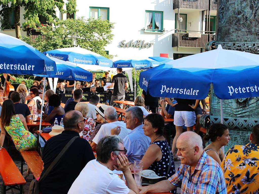 Gute Stimmung bei hochsommerlichen Temperaturen: Bei der diesjhrigen School’s-Out-Party auf dem Bad Sckinger Rudolf-Eberle-Platz amsierten sich Gro und Klein und fieberten dem baldigen Schulende entgegen.