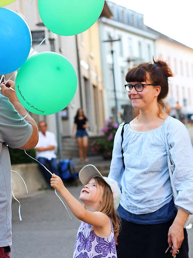 Gute Stimmung bei hochsommerlichen Temperaturen: Bei der diesjhrigen School’s-Out-Party auf dem Bad Sckinger Rudolf-Eberle-Platz amsierten sich Gro und Klein und fieberten dem baldigen Schulende entgegen.