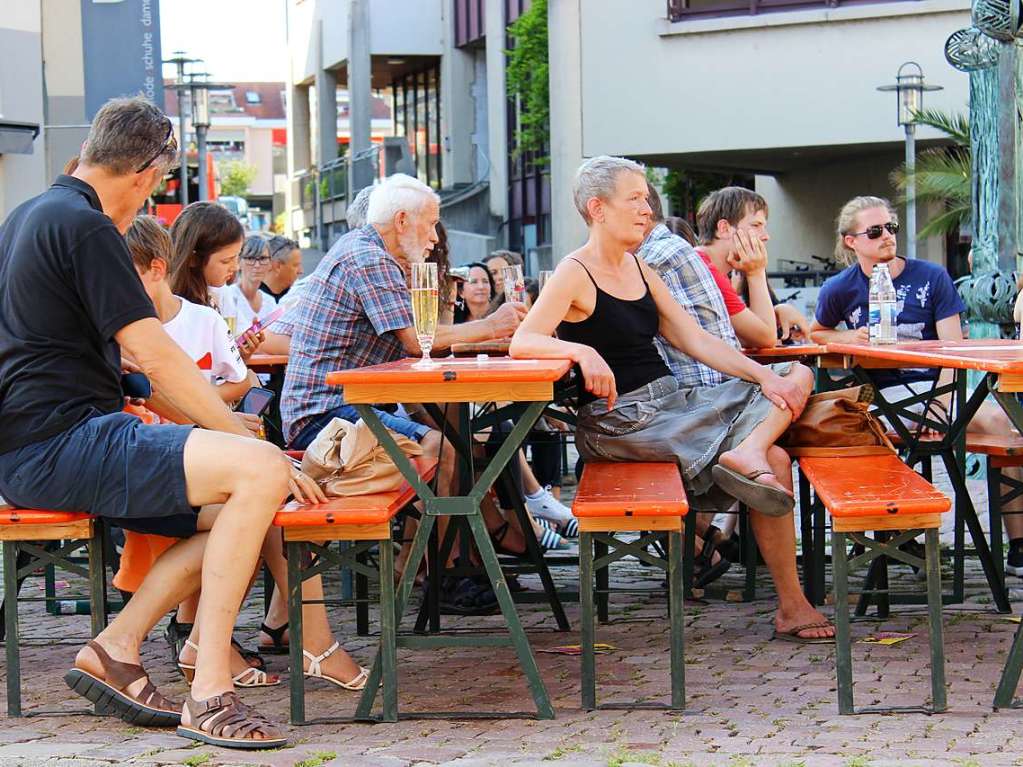 Gute Stimmung bei hochsommerlichen Temperaturen: Bei der diesjhrigen School’s-Out-Party auf dem Bad Sckinger Rudolf-Eberle-Platz amsierten sich Gro und Klein und fieberten dem baldigen Schulende entgegen.