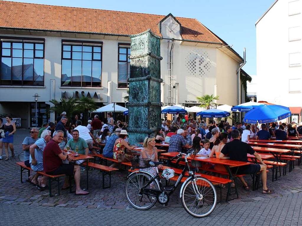 Gute Stimmung bei hochsommerlichen Temperaturen: Bei der diesjhrigen School’s-Out-Party auf dem Bad Sckinger Rudolf-Eberle-Platz amsierten sich Gro und Klein und fieberten dem baldigen Schulende entgegen.