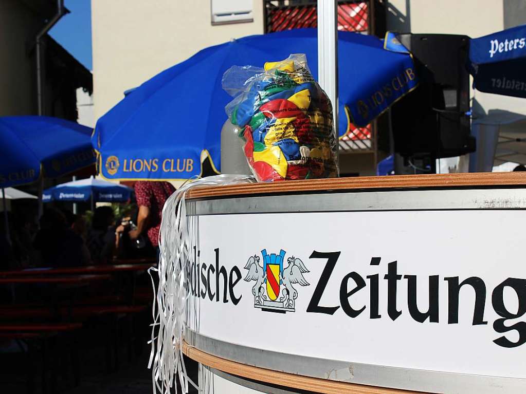 Gute Stimmung bei hochsommerlichen Temperaturen: Bei der diesjhrigen School’s-Out-Party auf dem Bad Sckinger Rudolf-Eberle-Platz amsierten sich Gro und Klein und fieberten dem baldigen Schulende entgegen.