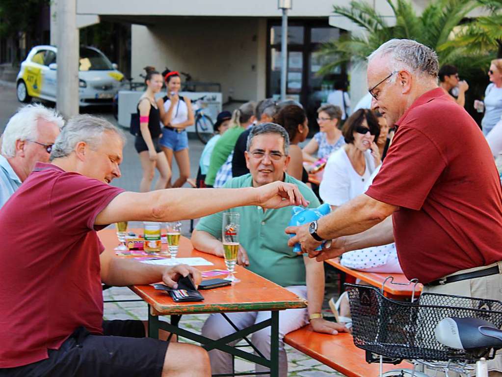 Gute Stimmung bei hochsommerlichen Temperaturen: Bei der diesjhrigen School’s-Out-Party auf dem Bad Sckinger Rudolf-Eberle-Platz amsierten sich Gro und Klein und fieberten dem baldigen Schulende entgegen.