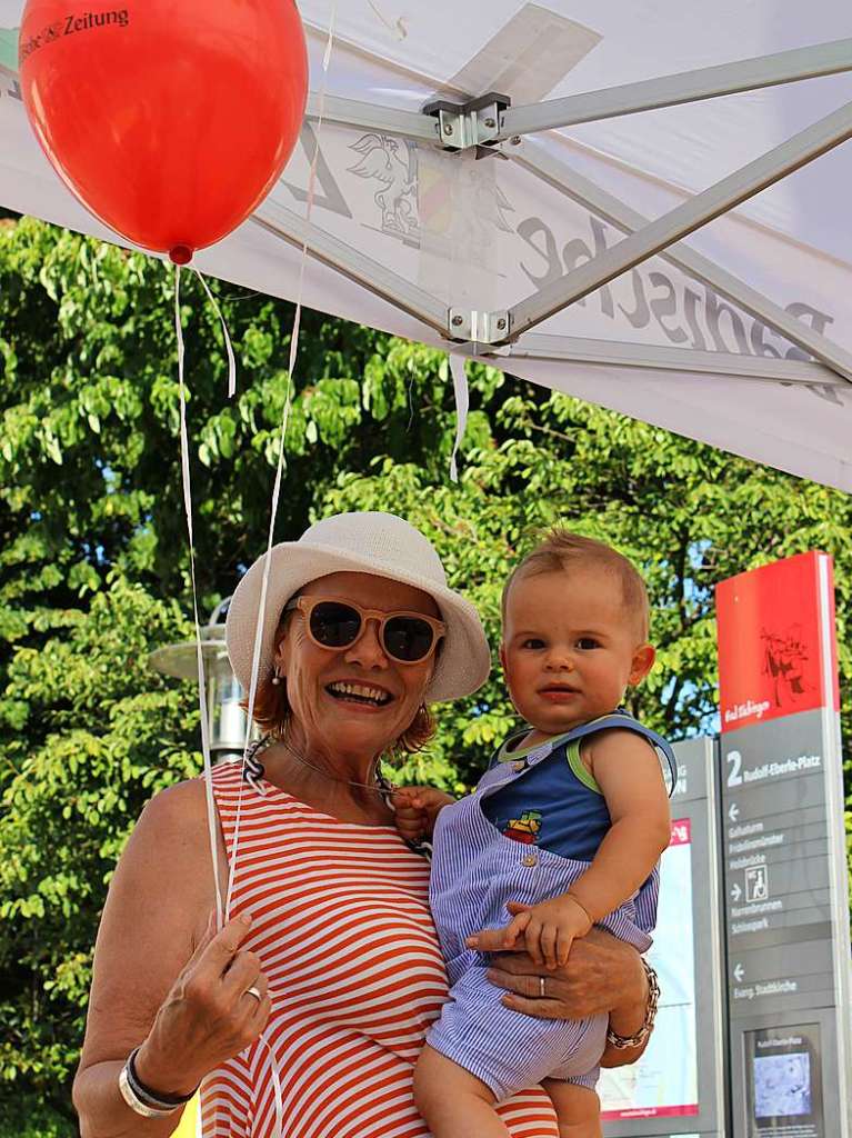 Gute Stimmung bei hochsommerlichen Temperaturen: Bei der diesjhrigen School’s-Out-Party auf dem Bad Sckinger Rudolf-Eberle-Platz amsierten sich Gro und Klein und fieberten dem baldigen Schulende entgegen.