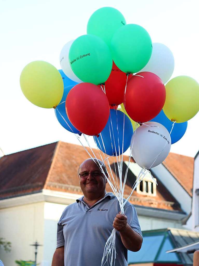 Gute Stimmung bei hochsommerlichen Temperaturen: Bei der diesjhrigen School’s-Out-Party auf dem Bad Sckinger Rudolf-Eberle-Platz amsierten sich Gro und Klein und fieberten dem baldigen Schulende entgegen.