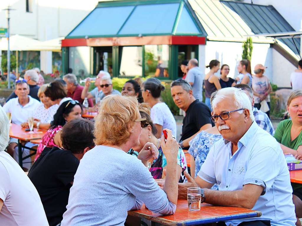 Gute Stimmung bei hochsommerlichen Temperaturen: Bei der diesjhrigen School’s-Out-Party auf dem Bad Sckinger Rudolf-Eberle-Platz amsierten sich Gro und Klein und fieberten dem baldigen Schulende entgegen.