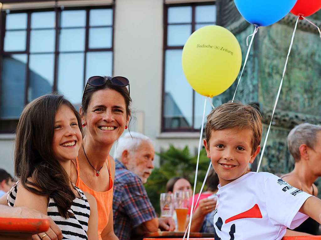 Gute Stimmung bei hochsommerlichen Temperaturen: Bei der diesjhrigen School’s-Out-Party auf dem Bad Sckinger Rudolf-Eberle-Platz amsierten sich Gro und Klein und fieberten dem baldigen Schulende entgegen.