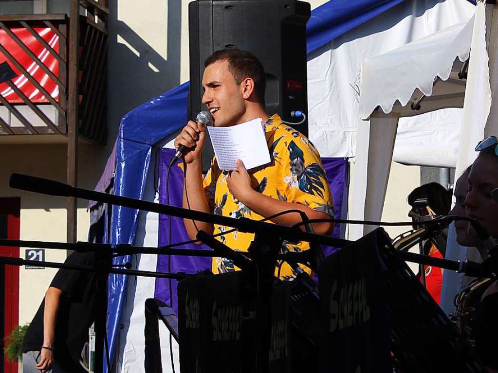 Gute Stimmung bei hochsommerlichen Temperaturen: Bei der diesjhrigen School’s-Out-Party auf dem Bad Sckinger Rudolf-Eberle-Platz amsierten sich Gro und Klein und fieberten dem baldigen Schulende entgegen.