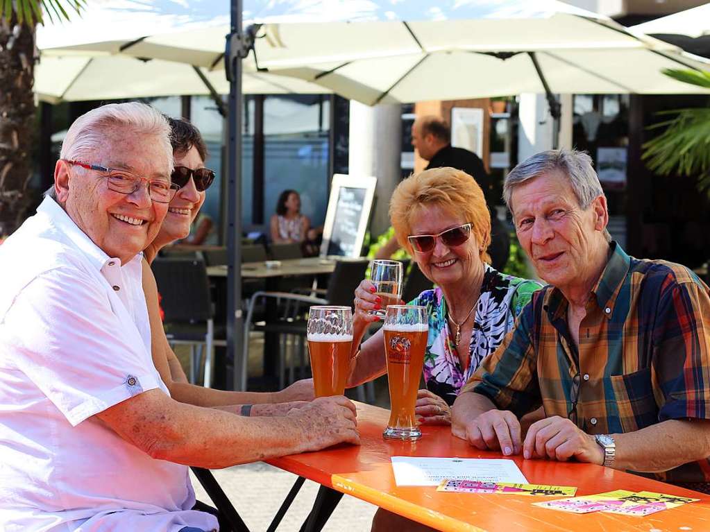 Gute Stimmung bei hochsommerlichen Temperaturen: Bei der diesjhrigen School’s-Out-Party auf dem Bad Sckinger Rudolf-Eberle-Platz amsierten sich Gro und Klein und fieberten dem baldigen Schulende entgegen.