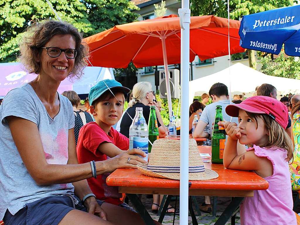 Gute Stimmung bei hochsommerlichen Temperaturen: Bei der diesjhrigen School’s-Out-Party auf dem Bad Sckinger Rudolf-Eberle-Platz amsierten sich Gro und Klein und fieberten dem baldigen Schulende entgegen.