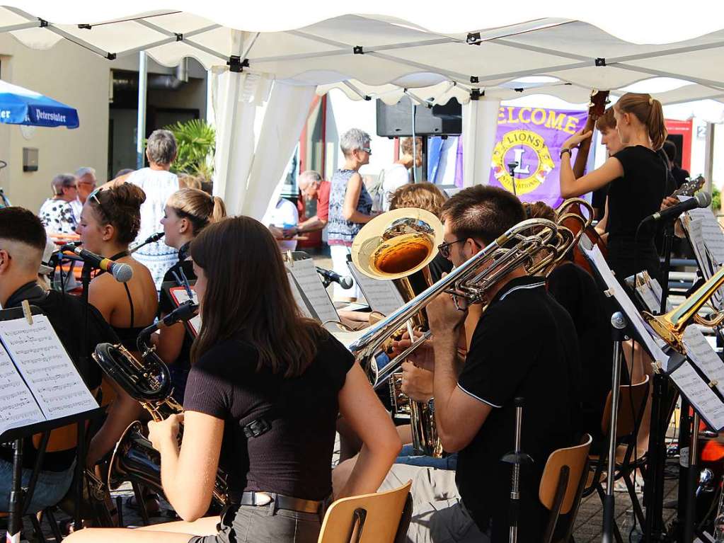 Gute Stimmung bei hochsommerlichen Temperaturen: Bei der diesjhrigen School’s-Out-Party auf dem Bad Sckinger Rudolf-Eberle-Platz amsierten sich Gro und Klein und fieberten dem baldigen Schulende entgegen.