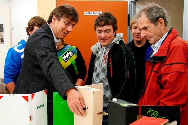 Der Techniklehrer Thomas Zipfel (links...enen Tr der Realschule Neustadt 2009.  | Foto: Eva Korinth