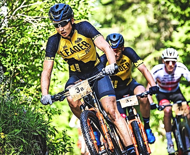 Simon Stiebjahn (vorne) und sein Schwe...er siebten und letzten Etappe wieder.   | Foto: bike-transalp.com