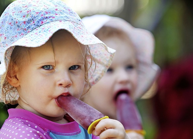 Lecker und erfrischend, aber nicht unbedingt gesund: Eis an heien Tagen  | Foto: Roland Weihrauch (dpa)