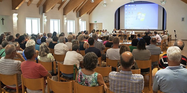 Rund 60 Personen - viele aus Amoltern ...stituierende Sitzung des Gemeinderats.  | Foto: Martin Wendel