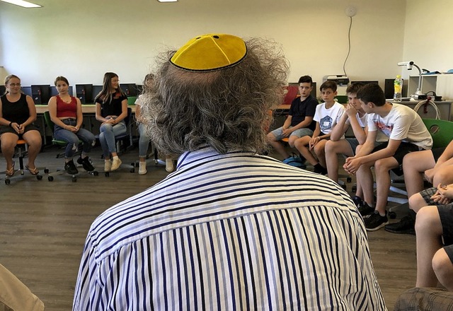 Das Leben der Juden schilderte ein jd...essiert zuhrten und Fragen stellten.   | Foto: Schule