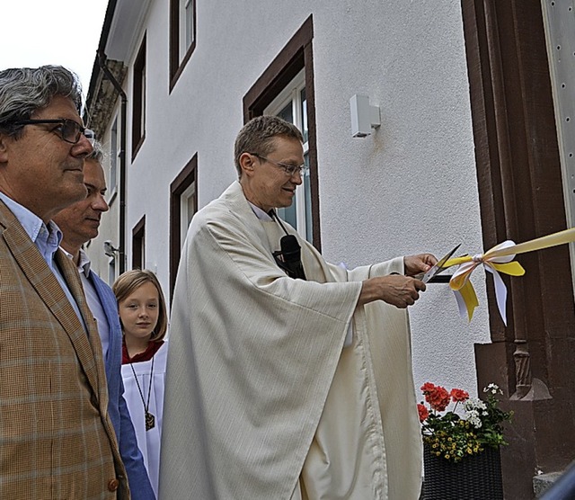 Pfarrer Frank Malzacher bei der symbolischen ffnung des Pfarrhauses   | Foto: Paul Berger